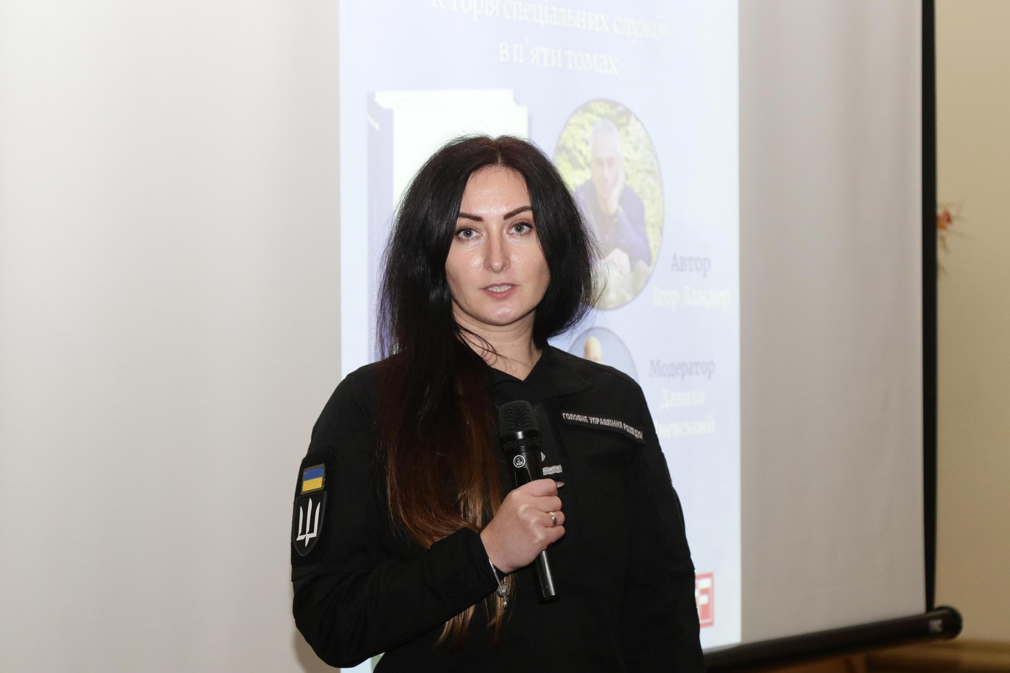 "Книга, що вчить думати". В Києві за участі ГУР презентували 5-томник про світові розвідки